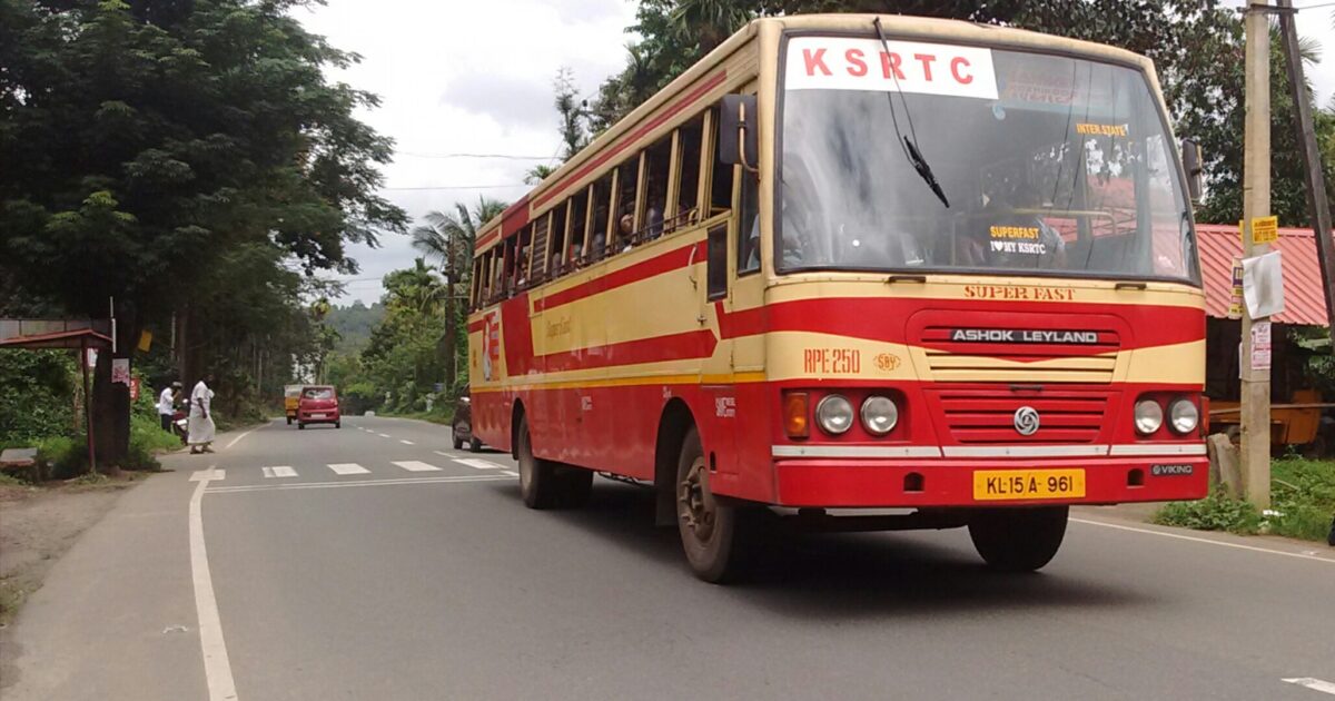  അമിതവേഗതയിലൂടെ വിദ്യാര്‍ഥികള്‍ സീബ്ര ഏറ്റുകൂടുമ്പോള്‍ ബസ് ഓടിച്ചത്; കെഎസ്ആര്‍ടിസി ഡ്രൈവറുടെ ലൈസൻസ് ആറുമാസം സസ്‌ പേന്‍ഡ്