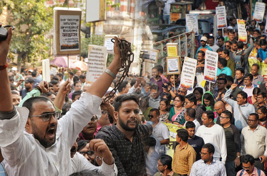  എസ്‌ഐആറില്‍ തെരഞ്ഞെടുപ്പ് കമ്മീഷണറുടെ ഓഫീസിലേക്ക് വന്‍ പ്രതിഷേധ മാര്‍ച്ചുമായി പ. ബംഗാളിലെ ബിഎല്‍ഒമാര്‍