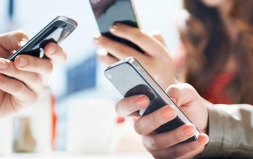  മൊബൈൽ റീചാർജ്: പോക്കറ്റ്  കീറും, നിരക്ക് വർധനക്കൊരുങ്ങി കമ്പനികൾ