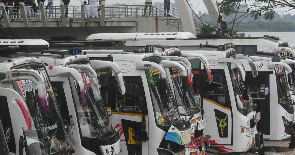  ‘വ്‌ളോഗിങ് വേണ്ട; ടൂറിസ്റ്റ് ബസുകളില്‍ ലേസര്‍ ലൈറ്റും മോഡിഫിക്കേഷനും കൂടുന്നു’-കര്‍ശന നടപടി ആവശ്യപ്പെട്ട് ഹൈക്കോടതി