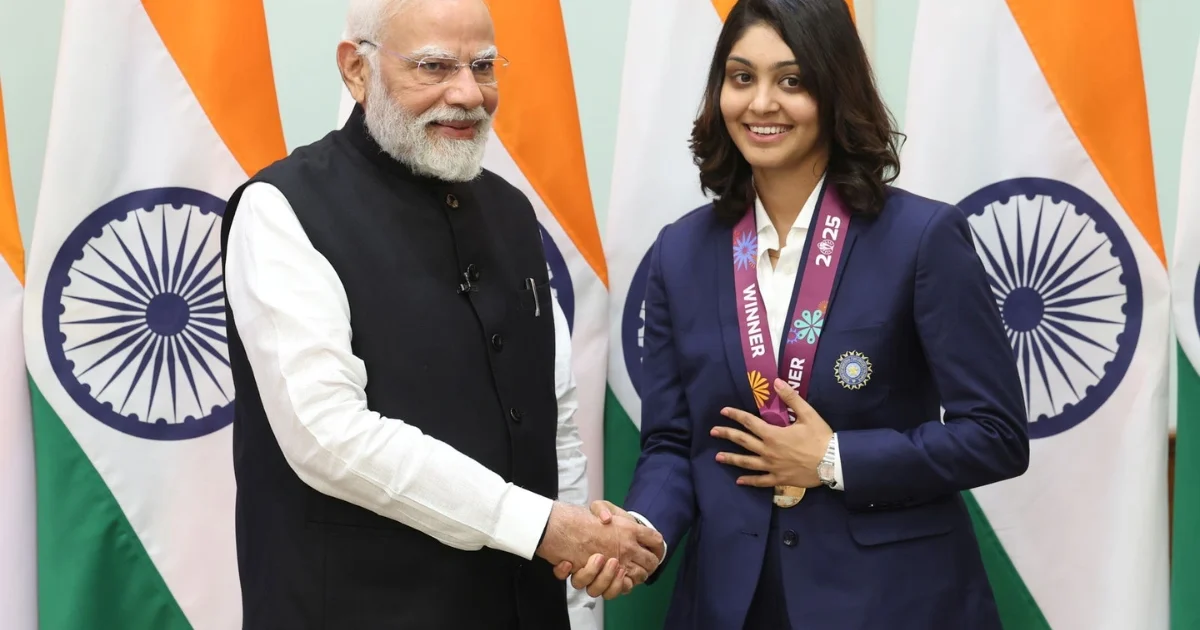  ‘സ്‌കിന്‍കെയര്‍ റൂട്ടീന്‍ ഒന്ന് പറഞ്ഞുതരാമോ ‘? വിജയാഘത്തിനിടെ മോദിയോട് ഹാര്‍ലീന്‍ ഡിയോള്‍