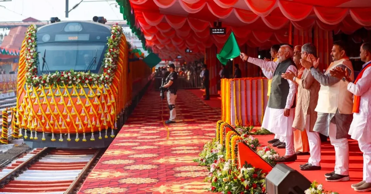  ഫ്ലാഗ് ഓഫ് ചെയ്‌ത് പ്രധാനമന്ത്രി;  എറണാകുളം-ബെംഗളൂരു വന്ദേഭാരത് എക്‌സ്പ്രസ് യാത്ര തുടങ്ങി