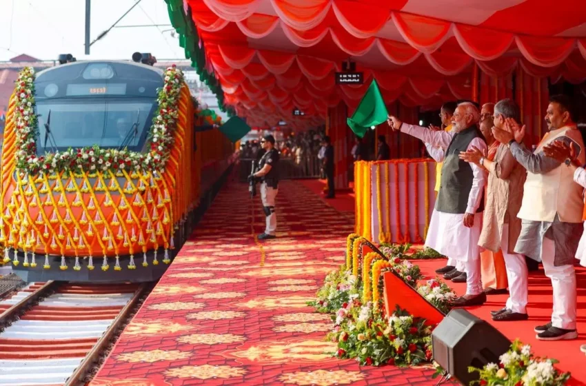  ഫ്ലാഗ് ഓഫ് ചെയ്‌ത് പ്രധാനമന്ത്രി;  എറണാകുളം-ബെംഗളൂരു വന്ദേഭാരത് എക്‌സ്പ്രസ് യാത്ര തുടങ്ങി