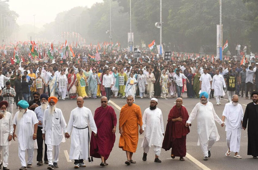  തൃണമൂല്‍ റാലിയില്‍ ഭരണഘടന ഉയര്‍ത്തിപ്പിടിച്ച് മമത; സാമുദായിക ഐക്യത്തിന്റെ സന്ദേശവുമായി മതമേലധ്യക്ഷന്മാര്‍
