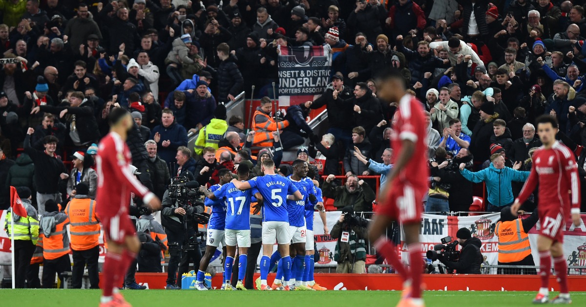 Arsenal Keep Pace while Liverpool Drop Points.