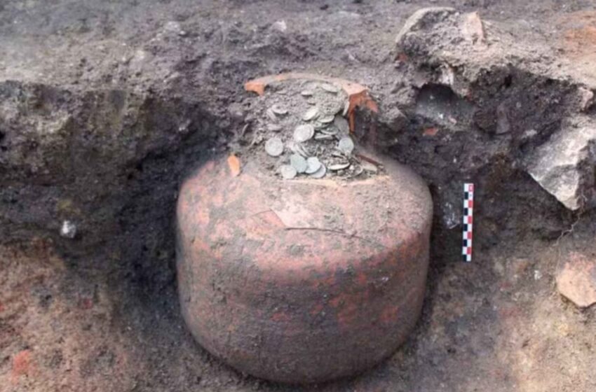  വീടിന്റെ തറയ്ക്കടിയിൽ റോമൻ കാലത്തെ ‘ബാങ്ക്’! കണ്ടെത്തിയത് 40,000 പുരാതന നാണയങ്ങൾ അടങ്ങിയ വന്‍ നിധികുംഭം