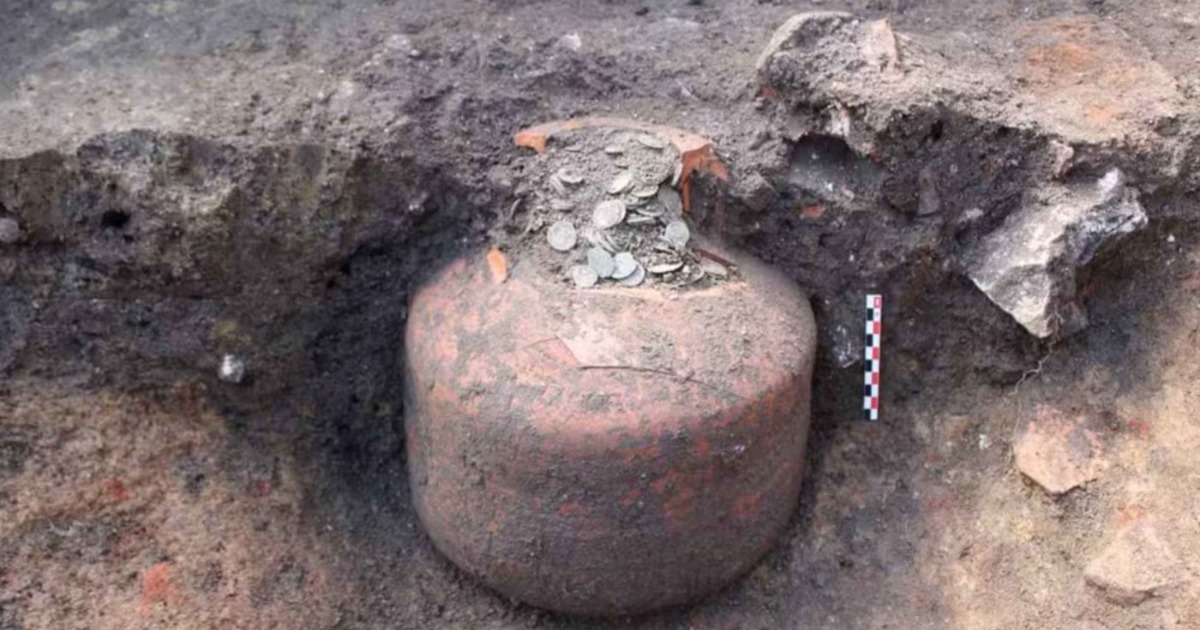  വീടിന്റെ തറയ്ക്കടിയിൽ റോമൻ കാലത്തെ ‘ബാങ്ക്’! കണ്ടെത്തിയത് 40,000 പുരാതന നാണയങ്ങൾ അടങ്ങിയ വന്‍ നിധികുംഭം
