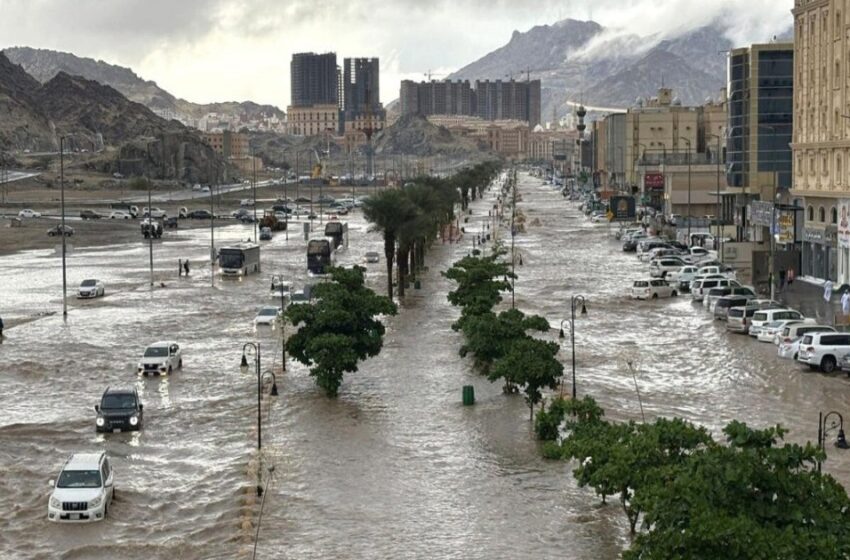  മക്കയിലും ജിദ്ദയിലും കനത്ത മഴ; വെള്ളക്കെട്ട്