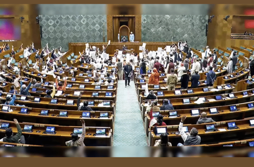  പ്രതിപക്ഷ ബഹളത്തിനിടയിലും ‘വിബി–ജി റാം ജി’പാസാക്കി; പകര്‍പ്പുകള്‍ കീറിയെറിഞ്ഞ് പ്രതിപക്ഷം,മേശപ്പുറത്ത് കയറി ഹൈബിയും ഡീനും ഷാഫിയും