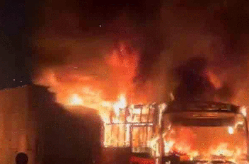  കെഎസ്ആർടിസിയുടെ ഗവി വിനോദയാത്രാ ബസ് ഓടിക്കൊണ്ടിരിക്കെ കത്തിനശിച്ചു; മലപ്പുറത്തുനിന്ന് പോയി യാത്രാ സംഘം സുരക്ഷിതം