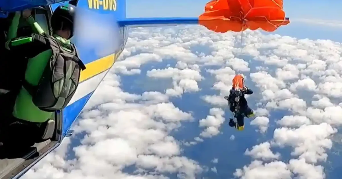 Skydiver stuck in tail of plane at 15,000 feet! Amazing survival by cutting threads with a knife