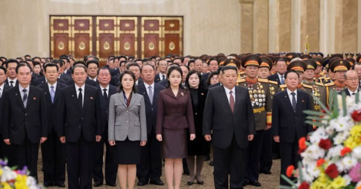 ഉ.കൊറിയയുടെ അടുത്ത 'സർവാധികാരി' ഈ 13-കാരിയോ? ചര്‍ച്ചയായി മുത്തച്ഛന്റെ ശവകുടീരത്തിലെ സന്ദർശനംWill this 13-year-old be North Korea’s next 'Supreme Leader'? Visit to grandfather’s tomb sparks speculation