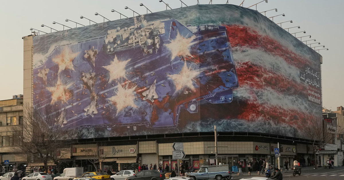 രക്തത്തില്‍ മുങ്ങി യുഎസ് പടക്കപ്പല്‍; തകര്‍ന്നടിഞ്ഞ യുദ്ധവിമാനങ്ങള്‍- യുദ്ധമുന്നറിയിപ്പുമായി തെഹ്‌റാന്‍ സ്‌ക്വയറില്‍ കൂറ്റന്‍ ബില്‍ബോര്‍ഡ് | Iran Warns US with Dramatic Mural billboard as USS Abraham Lincoln Enters CENTCOM Waters