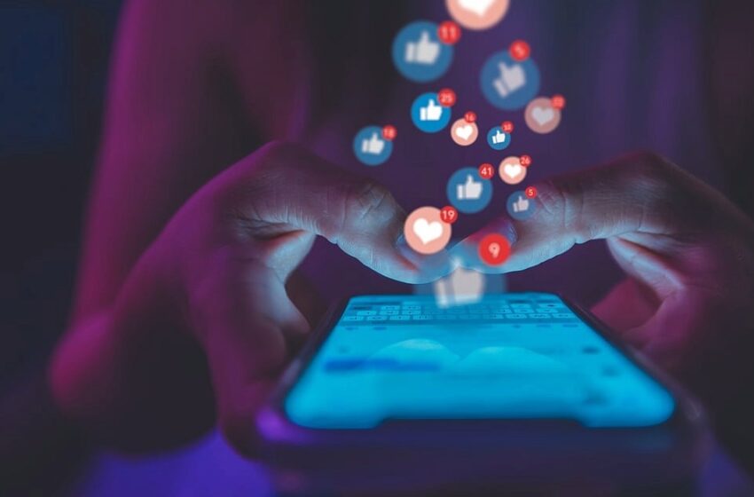  യുഎഇയിൽ ക്യാമറയും തൂക്കിനടക്കുന്നവർ സൂക്ഷിക്കുക:  കണ്ടന്റ് ക്രിയേറ്റർമാർക്കും ഇൻഫ്‌ലുവൻസർമാർക്കും പെർമിറ്റ് നിർബന്ധം; പിഴ 10 ലക്ഷം ദിർഹം വരെ