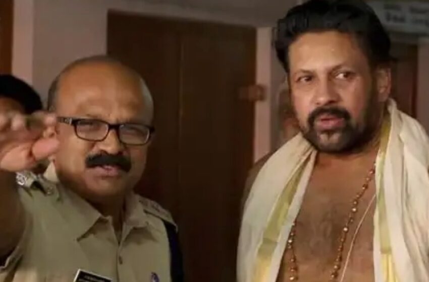  വന്‍ പോലീ സന്നാഹത്തില്‍                             കണ്ഠര് രാജീവരുടെവീട്ടിൽ എസ്‌ഐടി പരിശോധന; പോറ്റിയുമായുള്ള ഇടപാടിന്റെ വിവരങ്ങൾ തേടി അന്വേഷണസംഘം