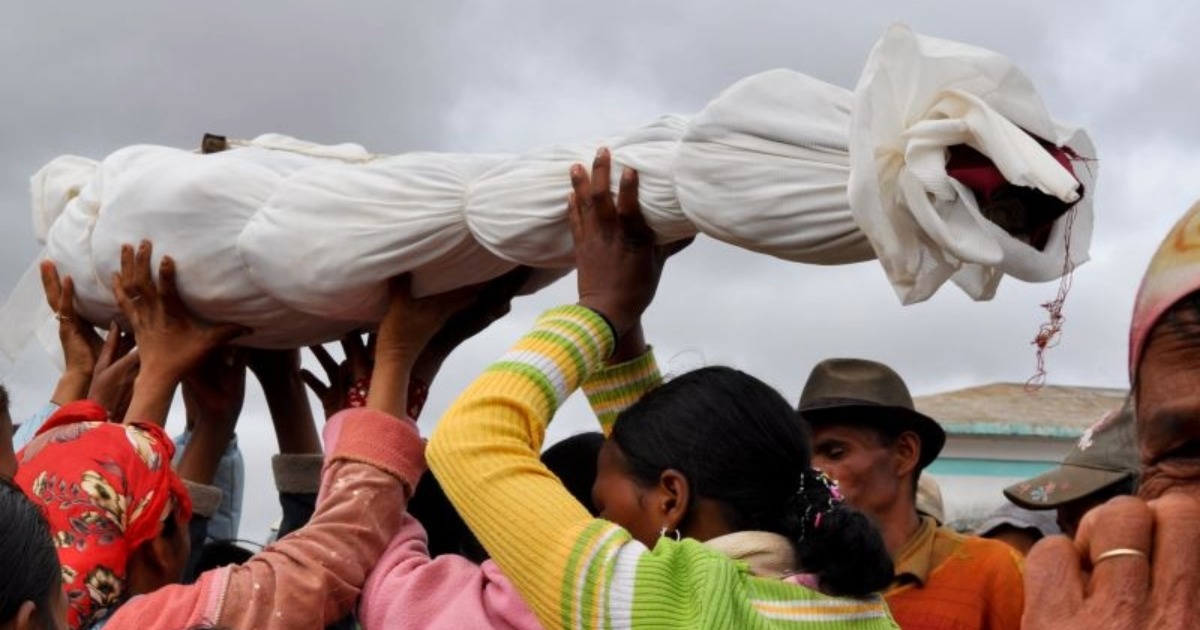  മൃതദേഹങ്ങൾ പുറത്തെടുത്ത് നൃത്തം ചെയ്യുന്ന വിചിത്ര ആചാരം! എന്താണ് മഡഗാസ്‌കറിലെ ‘ഫമാദിഹാന’?