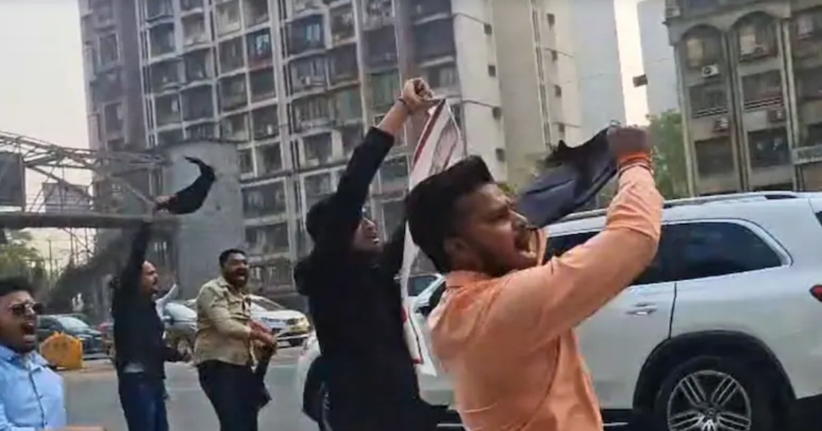 മോദിക്കെതിരെ കോണ്‍ഗ്രസിന്‍റെ ഷര്‍ട്ടൂരി പ്രതിഷേധം; മുംബൈയിൽ രാഹുൽ ഗാന്ധിക്ക് നേരെ ബിജെപിയുടെ കരിങ്കൊടി പ്രയോഗം