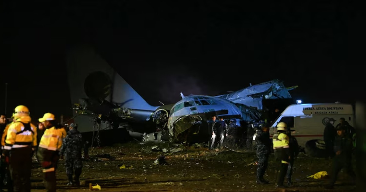 ബൊളീവിയയിൽ സൈനിക വിമാനം ദേശീയപാതയിലേക്ക് തകർന്നു വീണു; 15 മരണം, പുതുതായി അച്ചടിച്ച നോട്ടുകെട്ടുകൾ റോഡിൽ ചിതറിBolivian Military Plane Carrying Banknotes Crashes On Highway