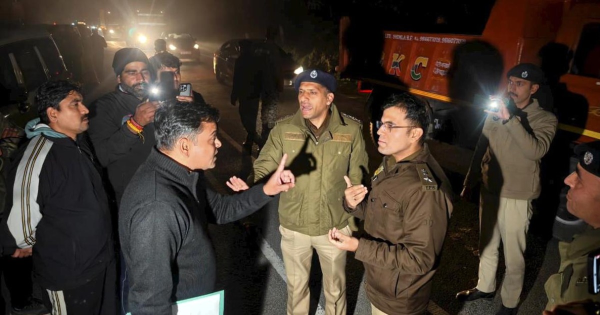 യൂത്ത് കോൺഗ്രസ് പ്രവർത്തകരുടെ അറസ്റ്റിന് പിന്നാലെ നാടകീയ രംഗങ്ങൾ: ഡൽഹി-ഹിമാചൽ പോലീസ് സേനകൾ തെരുവിൽ ഏറ്റുമുട്ടിDelhi Police and Himachal Pradesh Police