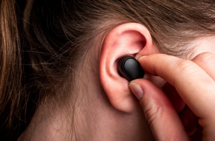  ഇയർബഡ്‌സ് ഉപയോഗിക്കുന്നവർ സൂക്ഷിക്കുക! യുവതിക്ക് സംഭവിച്ചത് ആർക്കും സംഭവിക്കാം; ഈ 3 കാര്യങ്ങൾ ശ്രദ്ധിക്കൂ