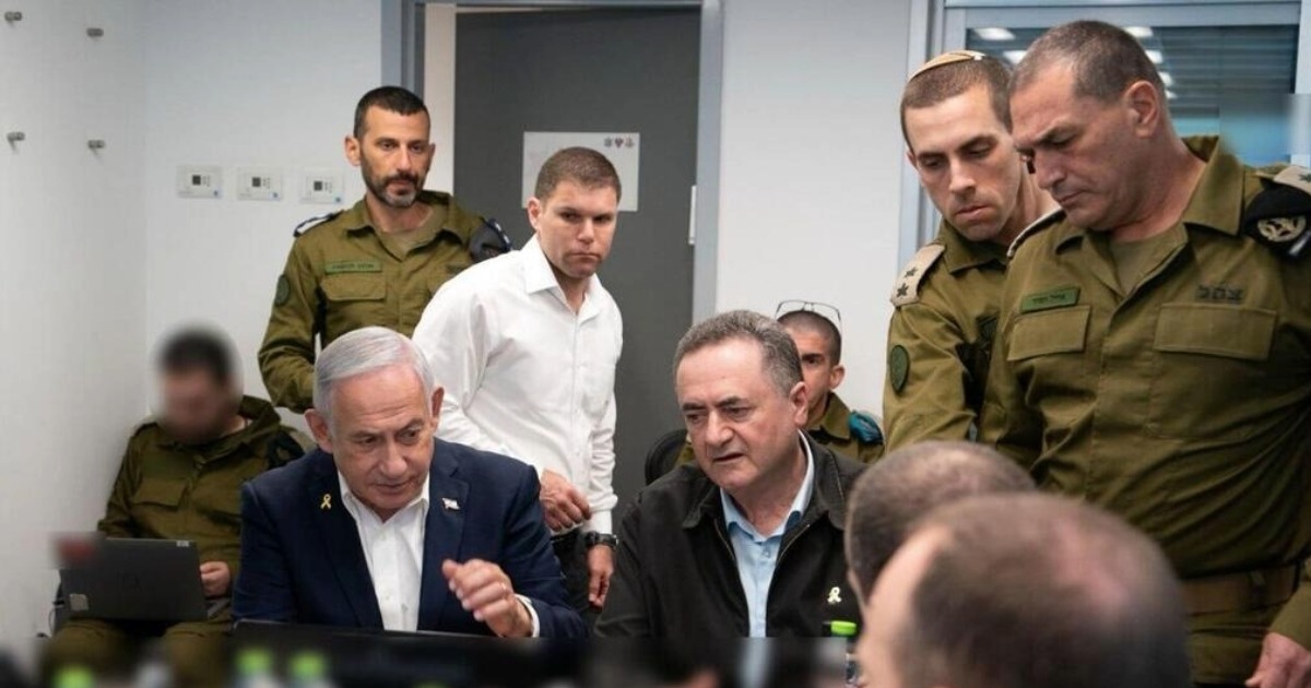 ഇറാനിലെ മിന്നലാക്രമണത്തിന് പിന്നാലെ ഇസ്രയേലിൽ അടിയന്തരാവസ്ഥ; രാജ്യത്തുടനീളം അപായ സൈറണുകൾ, ജനങ്ങളോട് ബങ്കറുകളിലേക്ക് മാറാൻ നിർദേശംIsrael Declares Emergency; Sirens Blasts Nationwide