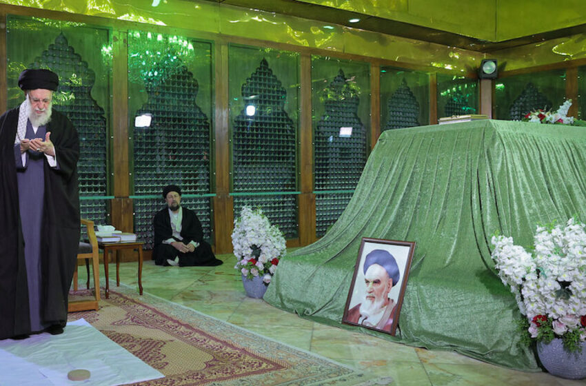  ബങ്കറിലെന്ന പ്രചാരണം പൊളിച്ച് ഖാംനഇ പൊതുവേദിയിൽ; ഖുമൈനിയുടെ ഖബറിടം സന്ദർശിച്ചു