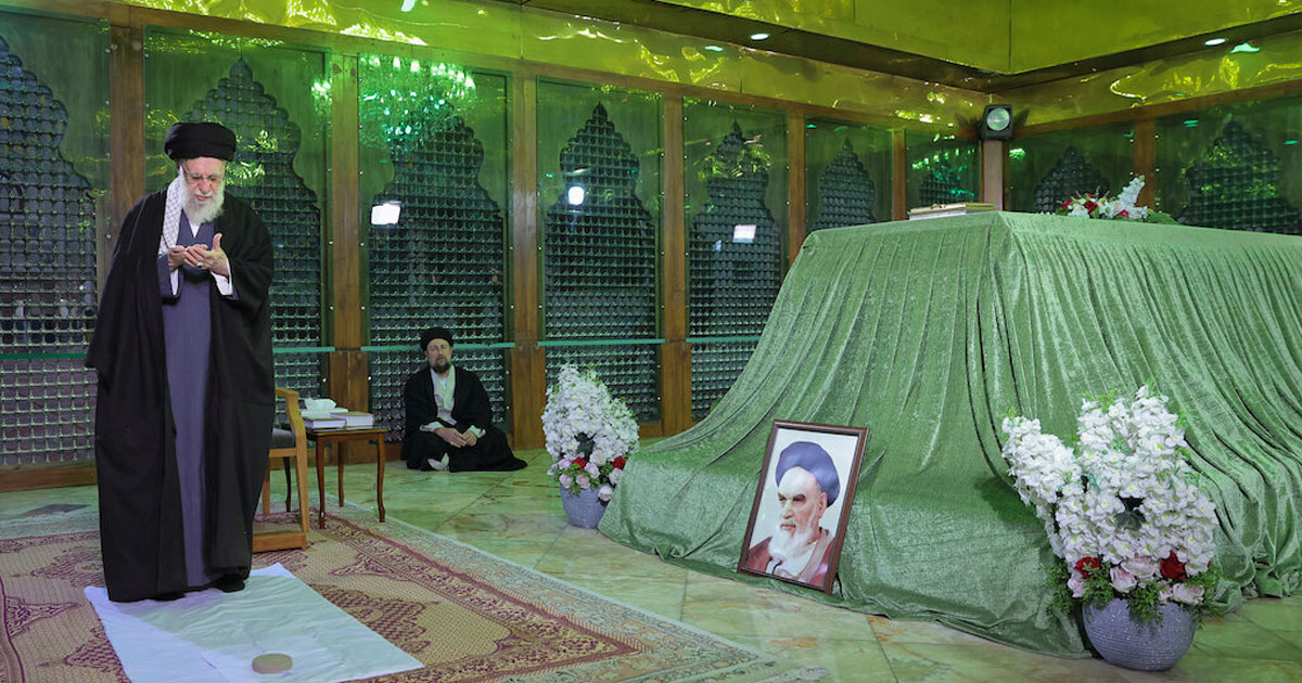  ബങ്കറിലെന്ന പ്രചാരണം പൊളിച്ച് ഖാംനഇ പൊതുവേദിയിൽ; ഖുമൈനിയുടെ ഖബറിടം സന്ദർശിച്ചു