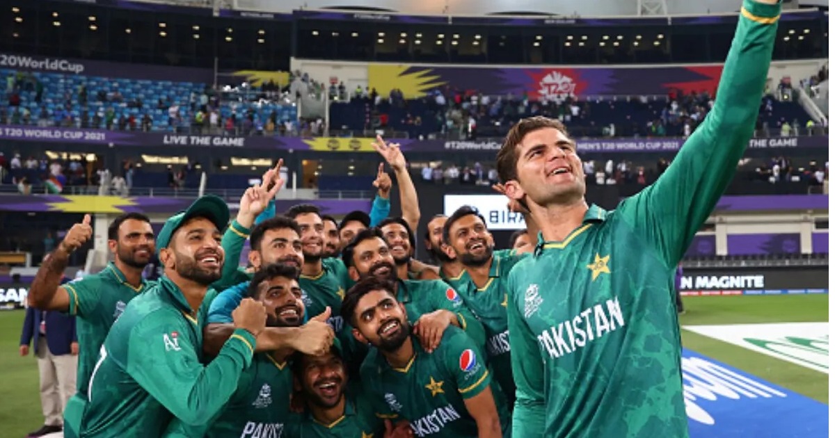 'ഞങ്ങളെക്കാൾ മികച്ച ആരും ഇല്ല; ഇന്ത്യയെ തോൽപ്പിച്ചതിന് ശേഷം പാകിസ്ഥാൻ അഹങ്കാരികളായി; പരിശീലകരെ അവഗണിച്ച് ഫോണിൽ മുഴുകി താരങ്ങൾ- മുൻ താരം