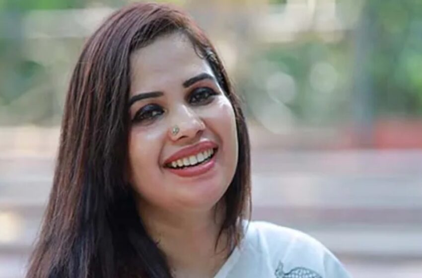  വി.ആർ സുധീഷിനെ അപകീർത്തിപ്പെടുത്തിയ കേസ്; എം.എ ഷഹനാസ് കോടതിയിൽ കീഴടങ്ങി