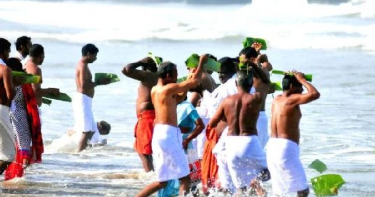  പിതൃസ്മരണയിൽ പതിനായിരങ്ങൾ; ആലുവ മണപ്പുറത്ത് ബലിതർപ്പണം തുടരുന്നു