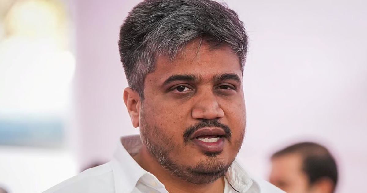 ബാരാമതി വിമാനാപകടം: ഓപ്പറേറ്റർക്ക് രാഷ്ട്രീയ ഉന്നതരുമായി ബന്ധമെന്ന് രോഹിത് പവാർ; പ്രധാനമന്ത്രിയുടെ ഇടപെടൽ തേടുന്നുOperator Linked to Powerful Elites": Rohit Pawar on Ajit Pawar’s Tragic Crash