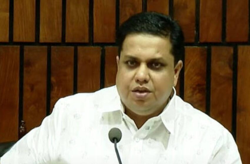  ‘ഞാൻ ആകാശത്ത് നിന്ന് വീണവനല്ല; എന്നെ തെരുവിലിട്ട് അലക്കരുത്’: പ്രതിപക്ഷത്തിന് സ്പീക്കറുടെ മറുപടി