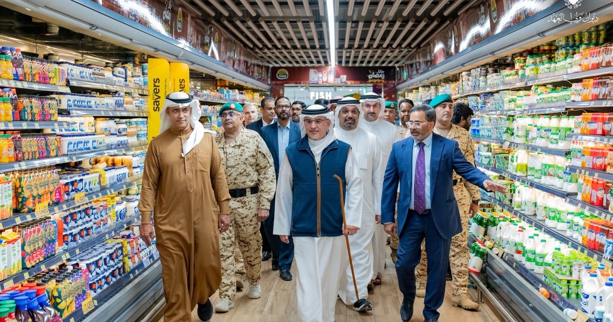  അവശ്യവസ്തുക്കളുടെ ലഭ്യത ഉറപ്പാക്കാൻ വിപണികളിൽ നേരിട്ടെത്തി ബഹ്‌റൈൻ കിരീടാവകാശി