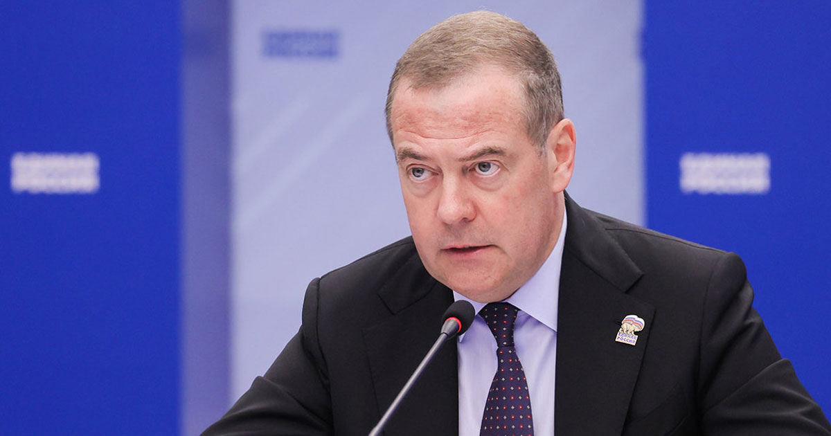 2,500 വർഷത്തെ ചരിത്രം പറയാനുണ്ട് പേർഷ്യൻ സാമ്ര്യാജ്യത്തിന്; അമേരിക്കയ്ക്ക് 249 വർഷത്തെ മാത്രം പഴക്കം; എന്തൊക്കെ സംഭവിക്കുമെന്ന് കാത്തിരുന്നു കാണാം-ദിമിത്രി മെദ്‌വെദേവ് | "US is only 249, Persia is 2500 Years Old": Dmitry Medvedev Warns US Over Iran Strikes