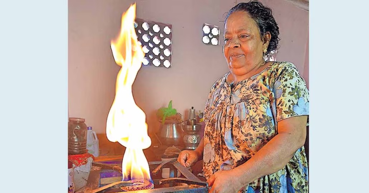 സിലിണ്ടറില്ല, ബില്ലുമില്ല;  15 വർഷമായി സ്‌റ്റൗ എരിയുന്നത് പ്രകൃതിയുടെ 'ഫ്രീ ഗ്യാസ്' സപ്ലൈ വഴി Free Cooking Gas for 15 Years