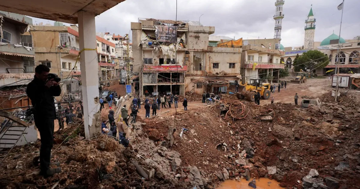 ഇസ്രയേലിന്റെ കൂട്ടക്കുരുതി ലബനാൻ സൈന്യത്തിന്റെ യൂനിഫോമിൽ, ഹിസ്ബുല്ല സ്റ്റിക്കർ ഒട്ടിച്ച ആംബുലൻസുകളിൽ; പൈലറ്റിന്റെ ഒരു തുമ്പും കണ്ടെത്താനാകാതെ പാളിയ ഓപറേഷൻ | Israeli Special Forces Disguised as Lebanese Soldiers Raid Nabi Chit: 41 Killed in Failed Recovery Mission of missing pilot