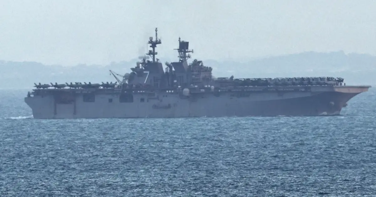  പശ്ചിമേഷ്യയിൽ യുദ്ധസന്നാഹം കടുപ്പിച്ച് അമേരിക്ക; രണ്ടായിരത്തിലധികം മറൈൻ സൈനികരുമായി യുദ്ധക്കപ്പൽ സിംഗപ്പൂർ കടന്നു