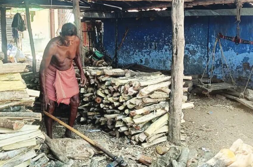  പാചകവാതകക്ഷാമം: വിറകിനും തീവില; ഒരാഴ്ചയ്ക്കിടെ വർധിച്ചത് 1500 രൂപ വരെ