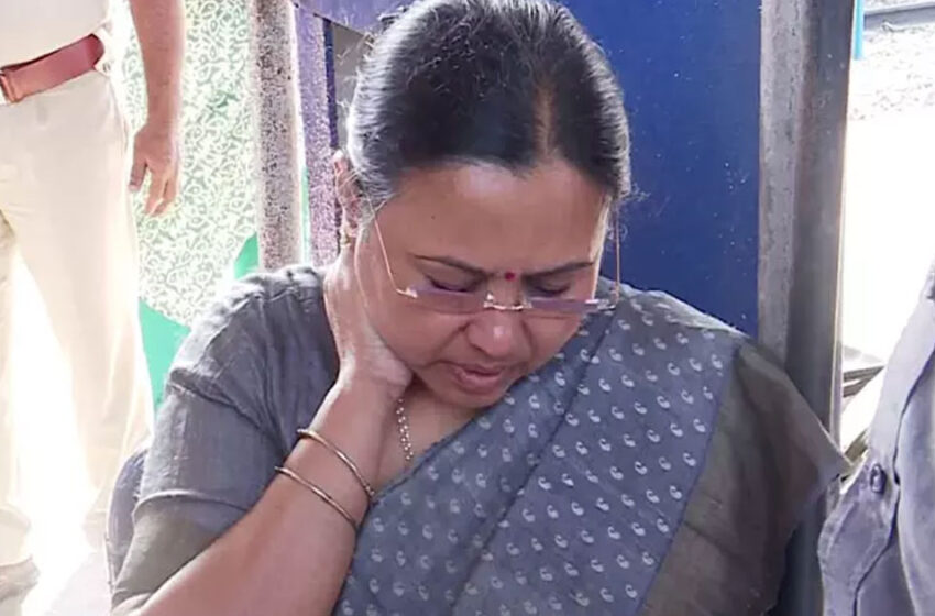  വീണാ ജോർജിന്റെ കഴുത്തിൽ ആയുധം കൊണ്ടുള്ള മുറിവോ ചതവോ ഇല്ലെന്ന് മെഡിക്കൽ റിപ്പോർട്ട്; പ്രതിഷേധക്കാരുടെ കൈയിൽ ആയുധം ഉണ്ടായിരുന്നില്ലെന്ന് പോലീസും