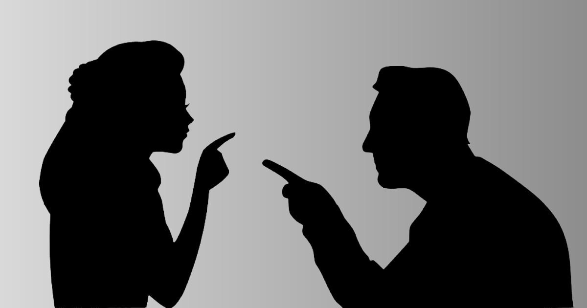 കോടതി പരിസരത്ത് ഭർത്താവിന്റെ മുഖത്തടിച്ച് യുവതി; കോടതി ഉത്തരവിനെത്തുടർന്ന് പോലീസ് കേസെടുത്തുWoman Slaps Husband Outside Family Court