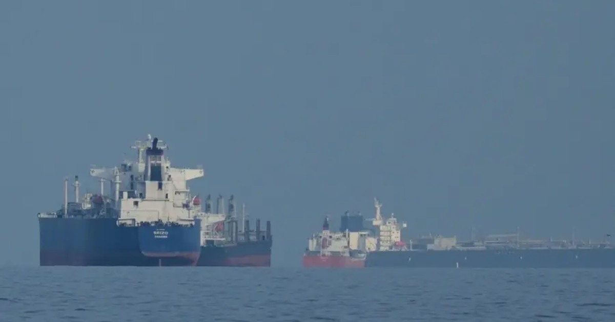 ’നിരന്തരം മിസൈലുകളും ഡ്രോണുകളും പറക്കുന്നു, അടുത്തുള്ള കപ്പലിൽ മിസൈൽ പതിച്ചു'; ഹോർമുസ് കടലിടുക്കിൽ കുടുങ്ങിയ കപ്പലുകളിലെ മലയാളി നാവികർ