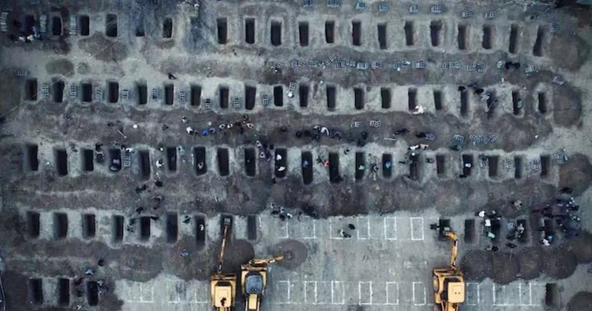  ‘160 പെൺകുഞ്ഞുങ്ങൾ, ചിന്നിച്ചിതറിയ അവരുടെ കുഞ്ഞുമേനികൾ; ഗസ്സ മുതൽ മിനാബ് വരെ തുടരുന്ന ക്രൂരത’,യുഎസ്-ഇസ്രയേൽ ആക്രമണത്തിൽ കൊല്ലപ്പെട്ട കുട്ടികൾക്കായി ഒരുക്കിയ കൂട്ട ഖബറിടത്തിന്റെ ചിത്രം പുറത്തുവിട്ട് ഇറാൻ