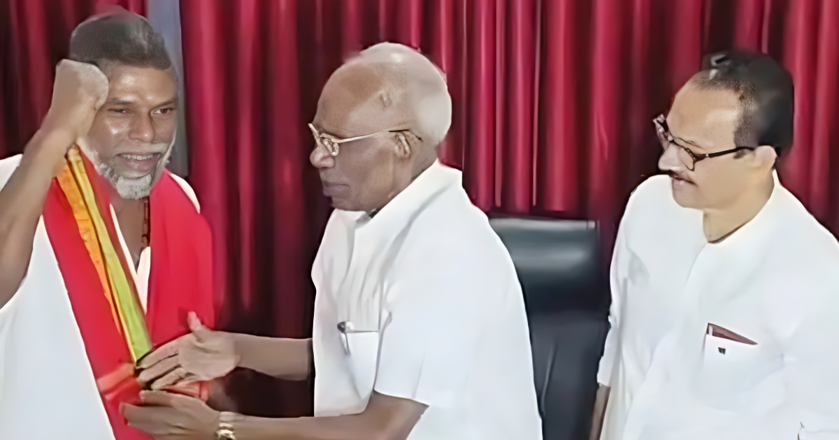 'എന്നെയും ഒന്ന് ഇഷ്ടപ്പെടണേ…'; 'ശശി ആശാനെ' കാണാൻ 'ഡ്യൂഡ്' എത്തി; എം.എം മണിയെ കണ്ട് വിനായകൻ Vinayakan meets MM Mani