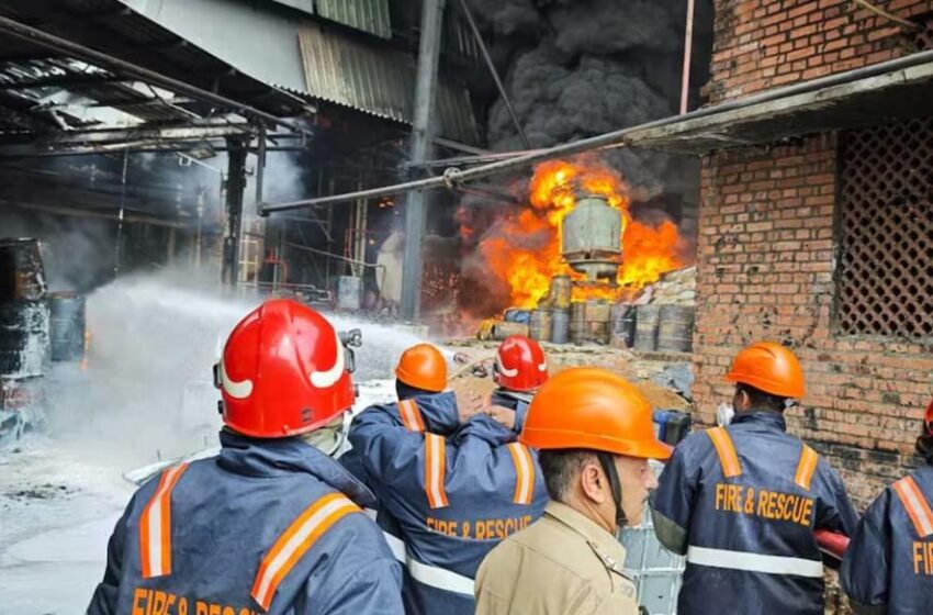  എടയാർ വ്യവസായ മേഖലയിൽ വൻ തീപിടിത്തം: ഒരാൾ മരിച്ചു; ആറ് ഫയർ യൂണിറ്റുകൾ സ്ഥലത്ത്