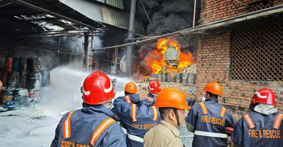 എടയാർ വ്യവസായ മേഖലയിൽ വൻ തീപിടിത്തം: ഒരാൾ മരിച്ചു; ആറ് ഫയർ യൂണിറ്റുകൾ സ്ഥലത്ത്Massive Fire Breaks out at Edayar Industrial Area