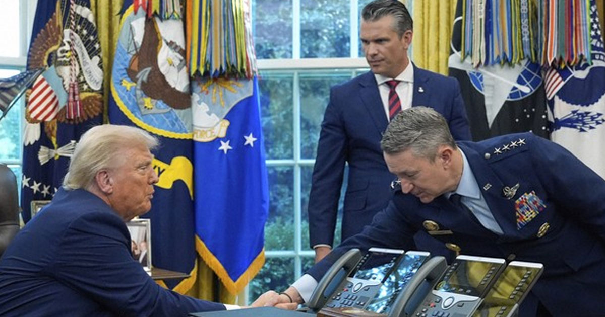 'ഇറാനെതിരെ ആണവായുധം പ്രയോഗിക്കാൻ ട്രംപ് മുതിർന്നു; കോഡുകൾ കൈമാറാൻ വിസമ്മതിച്ച് സൈനിക മേധാവി'-വെളിപ്പെടുത്തൽ | Donald Trump Blocked from Nuclear Codes by General Dan Caine During Iran War Meeting: Ex-CIA Analyst