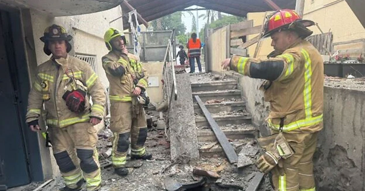 ഇസ്രയേൽ നഗരങ്ങളിൽ നിലയ്ക്കാതെ ഇറാന്റെ മിസൈൽ വർഷം; ആറുനില കെട്ടിടം തകർന്നു, വ്യാപക നാശനഷ്ടങ്ങൾ | Iran Launches Massive Ballistic Missile Attack on Israel During Passover; Buildings Damaged