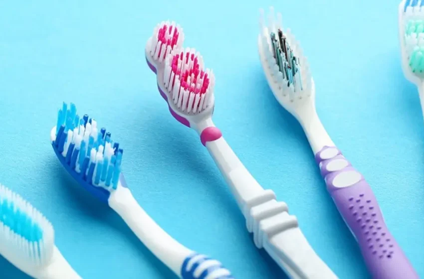  ടൂത്ത് ബ്രഷിനുമുണ്ട് എക്സ്പയറി ഡേറ്റ്! പല്ലിന്റെ ആരോഗ്യത്തിന് ബ്രഷ് എപ്പോൾ മാറ്റണം?