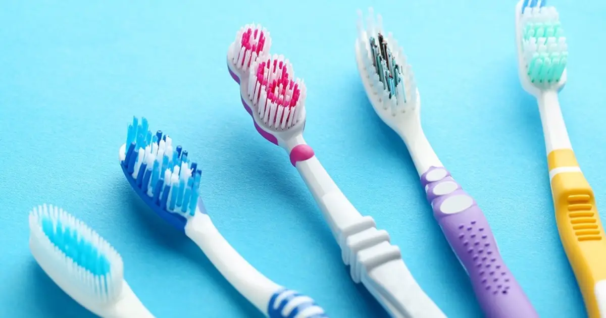 ടൂത്ത് ബ്രഷിനുമുണ്ട് എക്സ്പയറി ഡേറ്റ്! പല്ലിന്റെ ആരോഗ്യത്തിന് ബ്രഷ് എപ്പോൾ മാറ്റണം?
