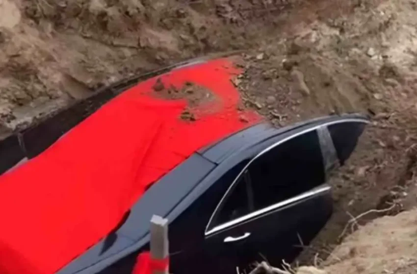  70 കാരന്‍ മരിച്ചു; മൃതദേഹത്തോടൊപ്പം ഒന്നരക്കോടിയുടെ ബെന്‍സും അടക്കം ചെയ്ത് കുടുംബം